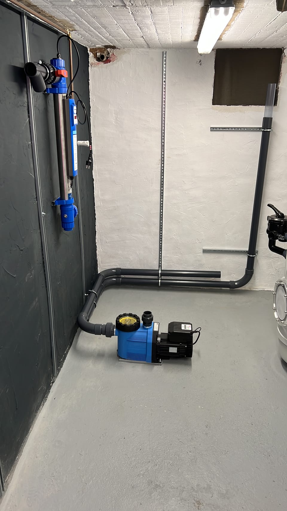 Technikraum mit drehzahlgeregelter Filterpumpe, UV-C-Anlage und neuer PVC-Verrohrung